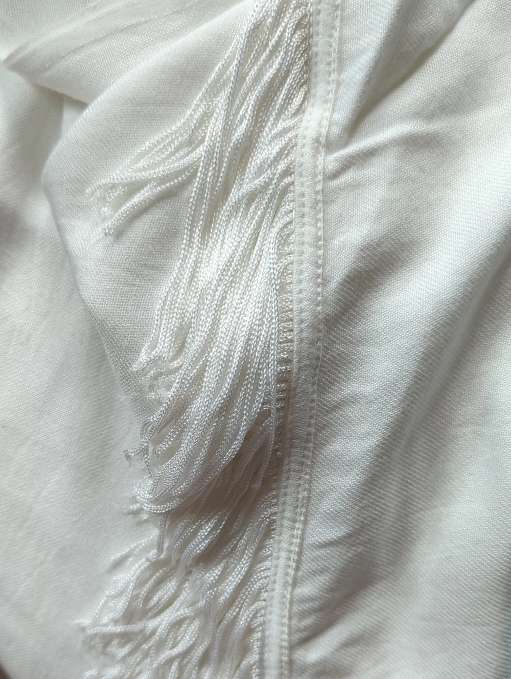 💙 🤍 Bundle: White Scarf With Heavy Fringe + Ombre Blue White Pario Sarong